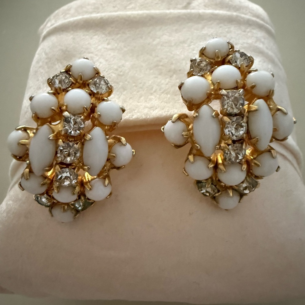 VINTAGE EARRINGS MILK GLASS —SCREW BACK EARRINGS —- - Picture 1 of 4